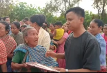 করবুকের রামভদ্র পঞ্চায়েতে তিপ্রা মথার মানবিক উদ্যোগ, ২০০ মহিলার মধ্যে শাড়ি বিতরণ Karbook Ram Bhadra Panchayat saree distribution program by Tipra Motha leader Bishal Debbarma among tribal women.