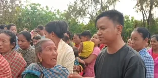 করবুকের রামভদ্র পঞ্চায়েতে তিপ্রা মথার মানবিক উদ্যোগ, ২০০ মহিলার মধ্যে শাড়ি বিতরণ Karbook Ram Bhadra Panchayat saree distribution program by Tipra Motha leader Bishal Debbarma among tribal women.