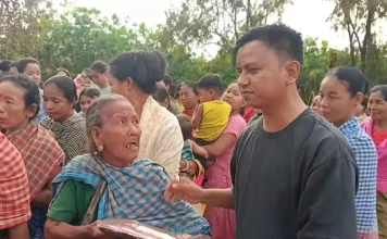 করবুকের রামভদ্র পঞ্চায়েতে তিপ্রা মথার মানবিক উদ্যোগ, ২০০ মহিলার মধ্যে শাড়ি বিতরণ Karbook Ram Bhadra Panchayat saree distribution program by Tipra Motha leader Bishal Debbarma among tribal women.