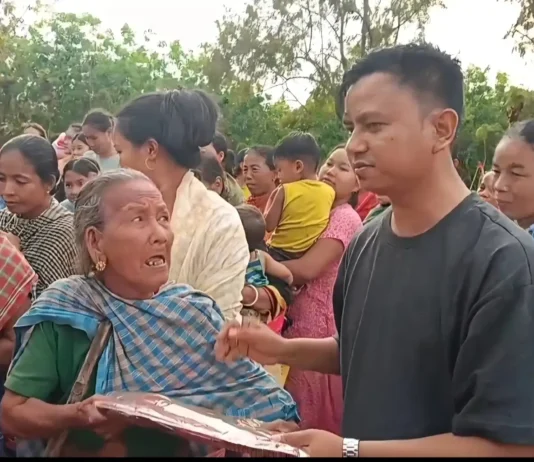 করবুকের রামভদ্র পঞ্চায়েতে তিপ্রা মথার মানবিক উদ্যোগ, ২০০ মহিলার মধ্যে শাড়ি বিতরণ Karbook Ram Bhadra Panchayat saree distribution program by Tipra Motha leader Bishal Debbarma among tribal women.